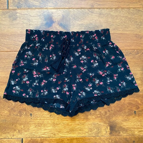 Ardene floral and lace shorts - Picture 1 of 4